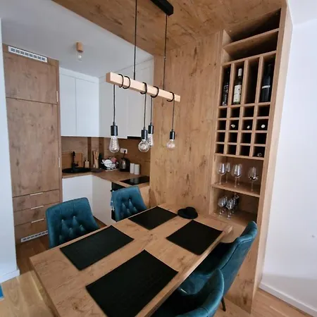 Woods - Na Stazi, Ski-to-door