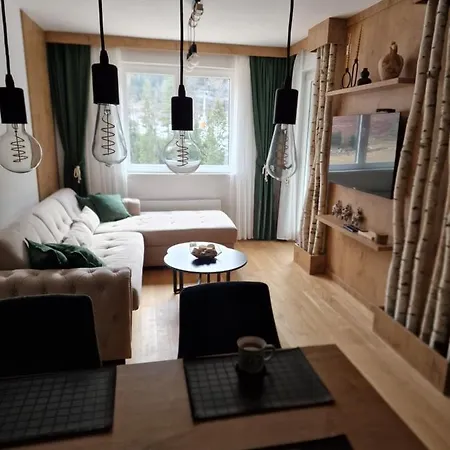 Apartment Woods - Na Stazi, Ski-to-door *