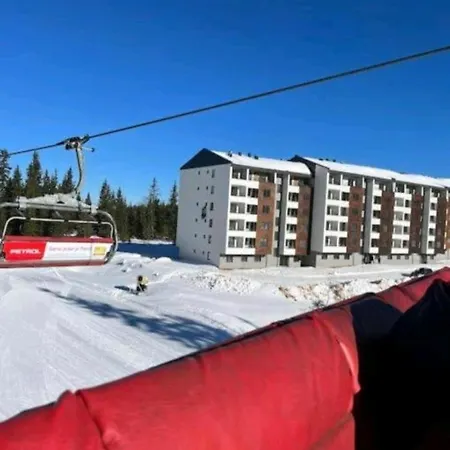 Woods - Na Stazi, Ski-to-door *